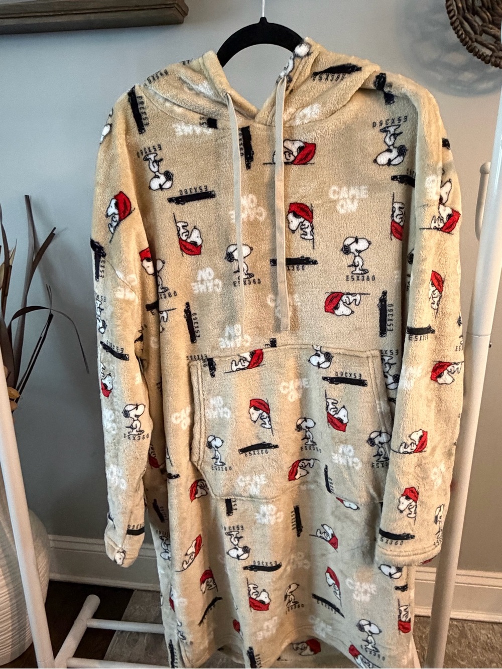 Peanuts Plush Hooded Lounge Robe in Cream Game on ESX360 size L/XL